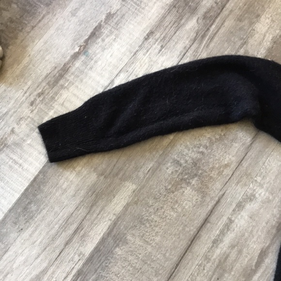 Black sweater it’s is 68% GB 17% Acrylic and 12% Polyamide and 3% Polyester - Picture 5 of 8